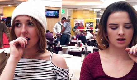 Развратные подруги занимаются публичным лесбийским сексом