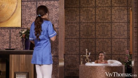 Уборщица застукала хозяйку дома за мастурбацией